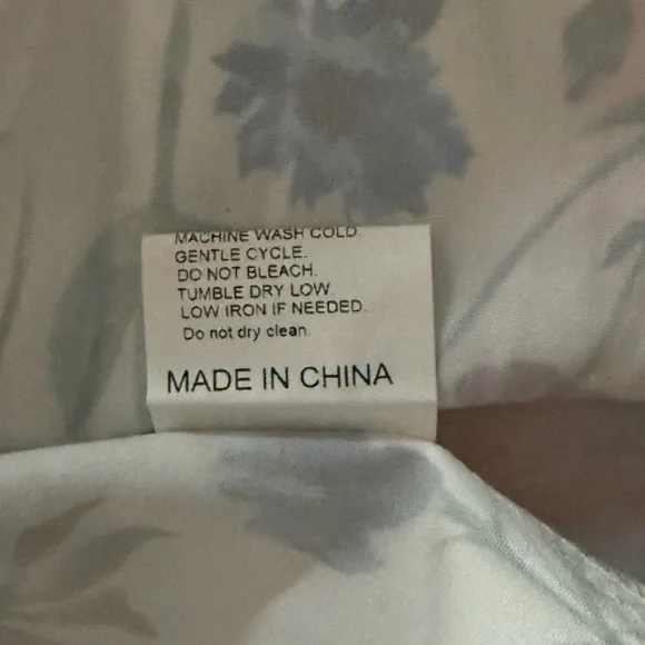 Brand new, never worn. Brightly flowered Polyester nightgown. Marked size M. - Picture 6 of 8